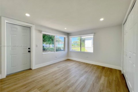 Villa ou maison à vendre à Miami, Floride: 3 chambres, 81.2 m2 № 2074882 - photo 8