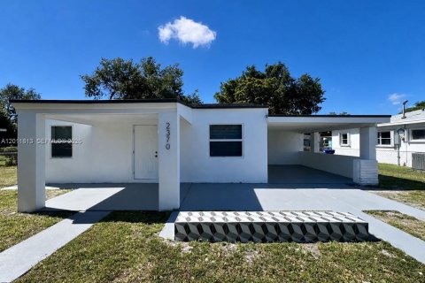 Villa ou maison à vendre à Miami, Floride: 3 chambres, 81.2 m2 № 2074882 - photo 2