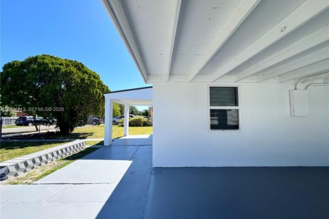 Villa ou maison à vendre à Miami, Floride: 3 chambres, 81.2 m2 № 2074882 - photo 17