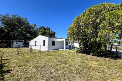 Villa ou maison à vendre à Miami, Floride: 3 chambres, 81.2 m2 № 2074882 - photo 16