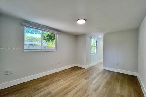 Villa ou maison à vendre à Miami, Floride: 3 chambres, 81.2 m2 № 2074882 - photo 10