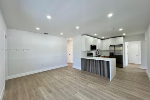 Villa ou maison à vendre à Miami, Floride: 3 chambres, 81.2 m2 № 2074882 - photo 3