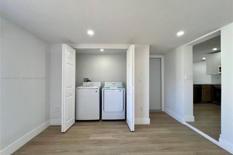 Villa ou maison à vendre à Miami, Floride: 3 chambres, 81.2 m2 № 2074882 - photo 13