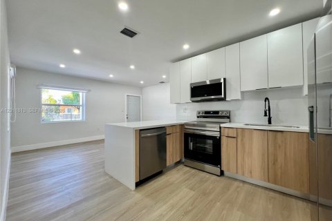 Villa ou maison à vendre à Miami, Floride: 3 chambres, 81.2 m2 № 2074882 - photo 4