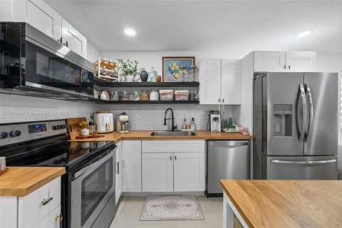 House in Miami, Florida 3 bedrooms, 96.25 sq.m. № 2013304 - photo 7