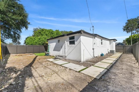 House in Miami, Florida 3 bedrooms, 96.25 sq.m. № 2013304 - photo 18