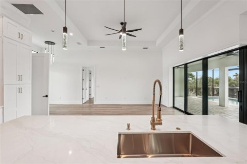 House in Port Charlotte, Florida 3 bedrooms, 200.85 sq.m. № 1784550 - photo 11
