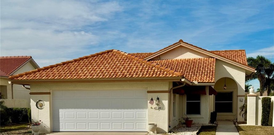 House in Bradenton, Florida 2 bedrooms, 150.87 sq.m. № 2221479