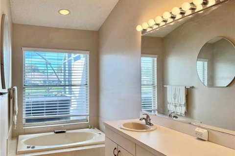 House in Bradenton, Florida 2 bedrooms, 150.87 sq.m. № 2221479 - photo 12