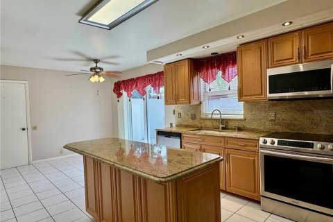 House in Bradenton, Florida 2 bedrooms, 150.87 sq.m. № 2221479 - photo 6