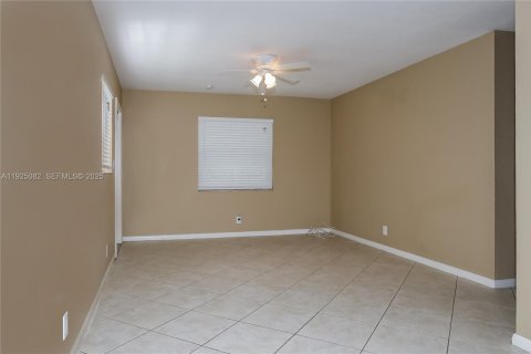 Снять в аренду виллу или дом в Уэст-Палм-Бич, Флорида 3 спальни, 107.77м2, № 1984231 - фото 6