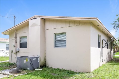 Снять в аренду виллу или дом в Уэст-Палм-Бич, Флорида 3 спальни, 107.77м2, № 1984231 - фото 15