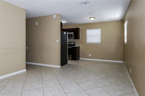 Снять в аренду виллу или дом в Уэст-Палм-Бич, Флорида 3 спальни, 107.77м2, № 1984231 - фото 7