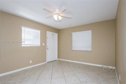 Снять в аренду виллу или дом в Уэст-Палм-Бич, Флорида 3 спальни, 107.77м2, № 1984231 - фото 4