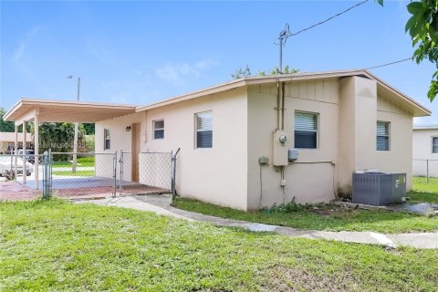 Снять в аренду виллу или дом в Уэст-Палм-Бич, Флорида 3 спальни, 107.77м2, № 1984231 - фото 14