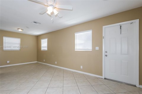 Снять в аренду виллу или дом в Уэст-Палм-Бич, Флорида 3 спальни, 107.77м2, № 1984231 - фото 5