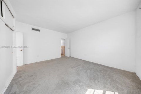 Condo in North Bay Village, Florida, 2 bedrooms  № 1738873 - photo 21