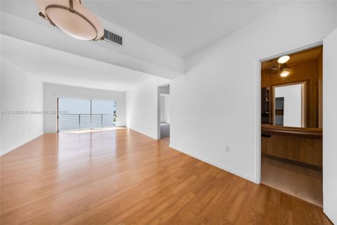 Condo in North Bay Village, Florida, 2 bedrooms  № 1738873 - photo 6