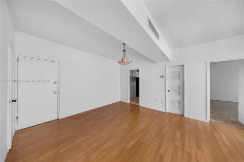 Condo in North Bay Village, Florida, 2 bedrooms  № 1738873 - photo 7