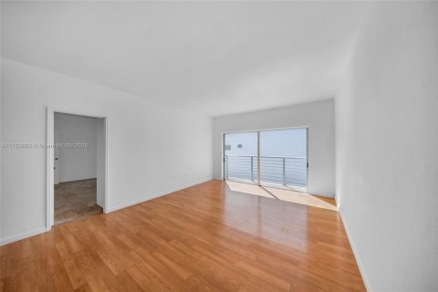 Condo in North Bay Village, Florida, 2 bedrooms  № 1738873 - photo 5