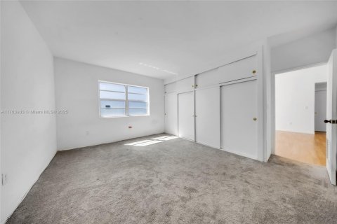 Condo in North Bay Village, Florida, 2 bedrooms  № 1738873 - photo 23