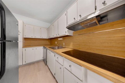 Condo in North Bay Village, Florida, 2 bedrooms  № 1738873 - photo 18