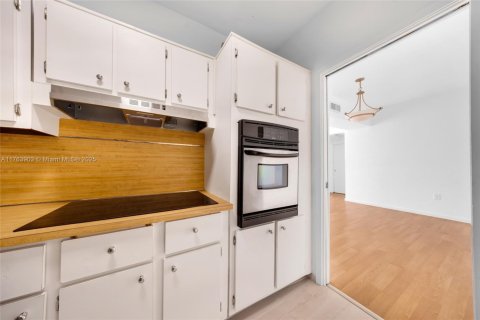 Condo in North Bay Village, Florida, 2 bedrooms  № 1738873 - photo 16
