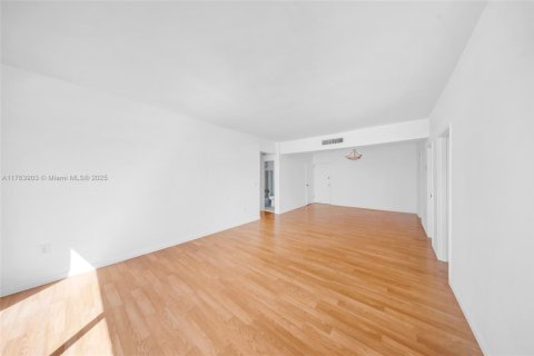 Condo in North Bay Village, Florida, 2 bedrooms  № 1738873 - photo 10