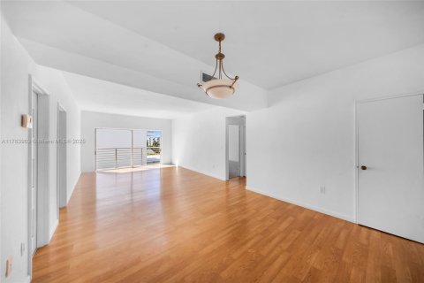 Condo in North Bay Village, Florida, 2 bedrooms  № 1738873 - photo 3