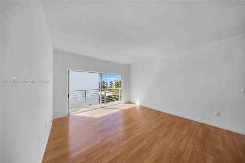 Condo in North Bay Village, Florida, 2 bedrooms  № 1738873 - photo 4