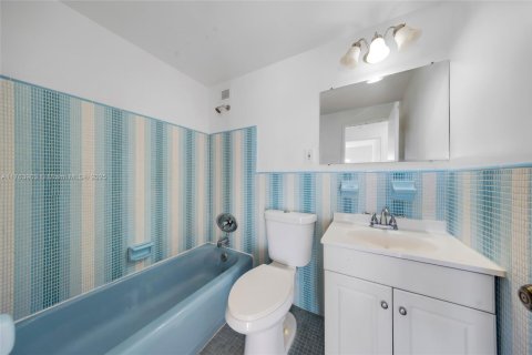 Condo in North Bay Village, Florida, 2 bedrooms  № 1738873 - photo 25