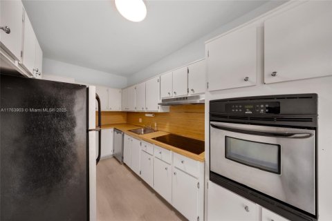 Condo in North Bay Village, Florida, 2 bedrooms  № 1738873 - photo 17
