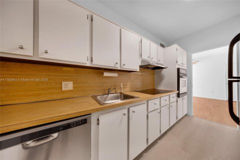 Condo in North Bay Village, Florida, 2 bedrooms  № 1738873 - photo 15