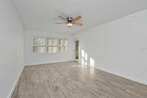 Condo in Palm Harbor, Florida, 2 bedrooms  № 2207572 - photo 9