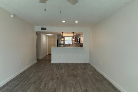 Condo in Palm Harbor, Florida, 2 bedrooms  № 2207572 - photo 11