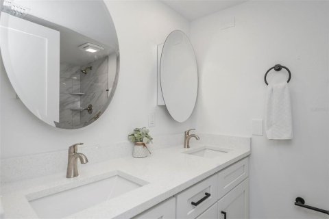 Condo in Palm Harbor, Florida, 2 bedrooms  № 2207572 - photo 17