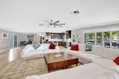 House in Lauderdale-by-the-Sea, Florida 4 bedrooms, 340.86 sq.m. № 2082076 - photo 9
