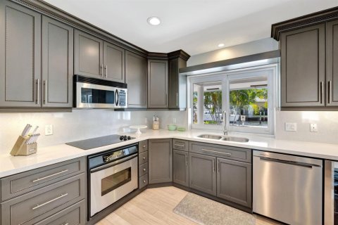 House in Lauderdale-by-the-Sea, Florida 4 bedrooms, 340.86 sq.m. № 2082076 - photo 13