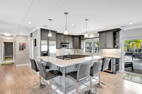 House in Lauderdale-by-the-Sea, Florida 4 bedrooms, 340.86 sq.m. № 2082076 - photo 11
