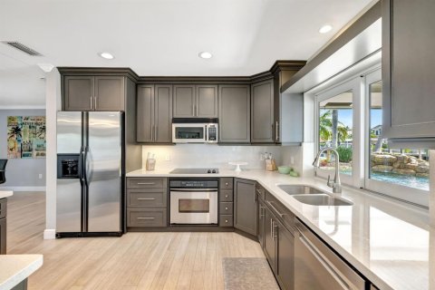 House in Lauderdale-by-the-Sea, Florida 4 bedrooms, 340.86 sq.m. № 2082076 - photo 12