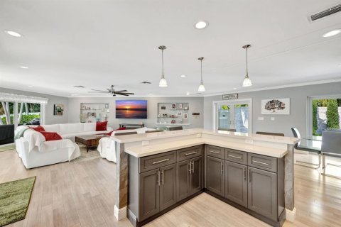 House in Lauderdale-by-the-Sea, Florida 4 bedrooms, 340.86 sq.m. № 2082076 - photo 14