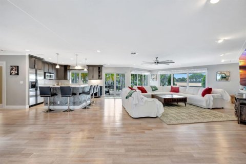 House in Lauderdale-by-the-Sea, Florida 4 bedrooms, 340.86 sq.m. № 2082076 - photo 8