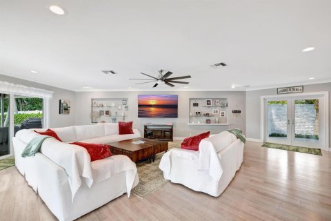 House in Lauderdale-by-the-Sea, Florida 4 bedrooms, 340.86 sq.m. № 2082076 - photo 10