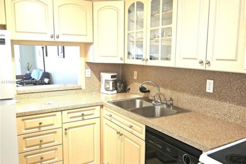 Condominio en alquiler en Hallandale Beach, Florida, 2 dormitorios, 93.83 m2 № 1937771 - foto 10