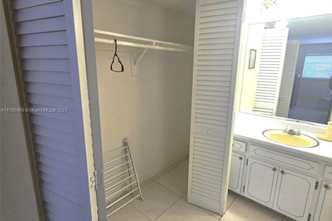 Condominio en alquiler en Hallandale Beach, Florida, 2 dormitorios, 93.83 m2 № 1937771 - foto 19