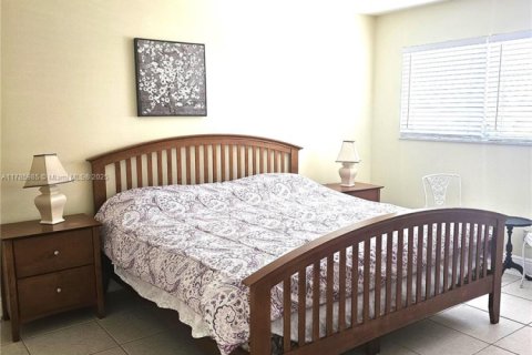 Condo in Hallandale Beach, Florida, 2 bedrooms  № 1937771 - photo 15