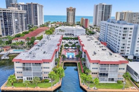 Condominio en alquiler en Hallandale Beach, Florida, 2 dormitorios, 93.83 m2 № 1937771 - foto 1