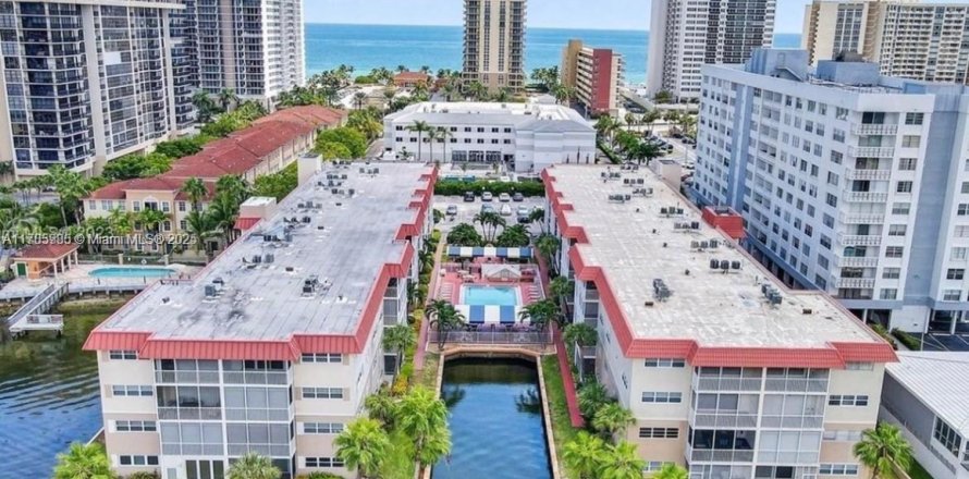 Condominio en Hallandale Beach, Florida, 2 dormitorios № 1937771