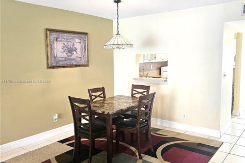 Condominio en alquiler en Hallandale Beach, Florida, 2 dormitorios, 93.83 m2 № 1937771 - foto 8
