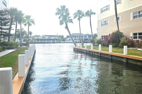 Condominio en alquiler en Hallandale Beach, Florida, 2 dormitorios, 93.83 m2 № 1937771 - foto 25